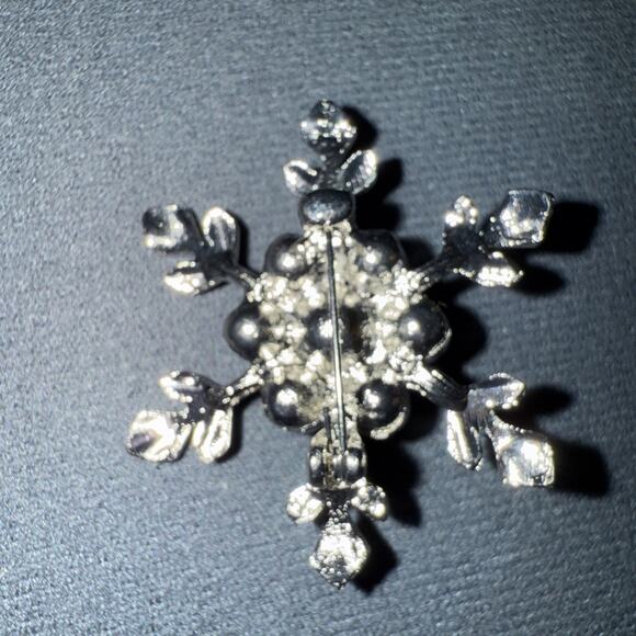 NWT Silvertone And Faux Pearl Snowflake Brooch Pin - Picture 2 of 3